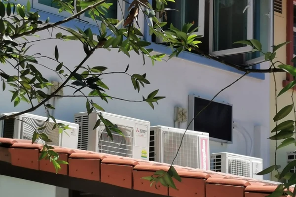 WSE Hybrid Solar AC-DC outdoor condensing unit with solar panel on rooftop